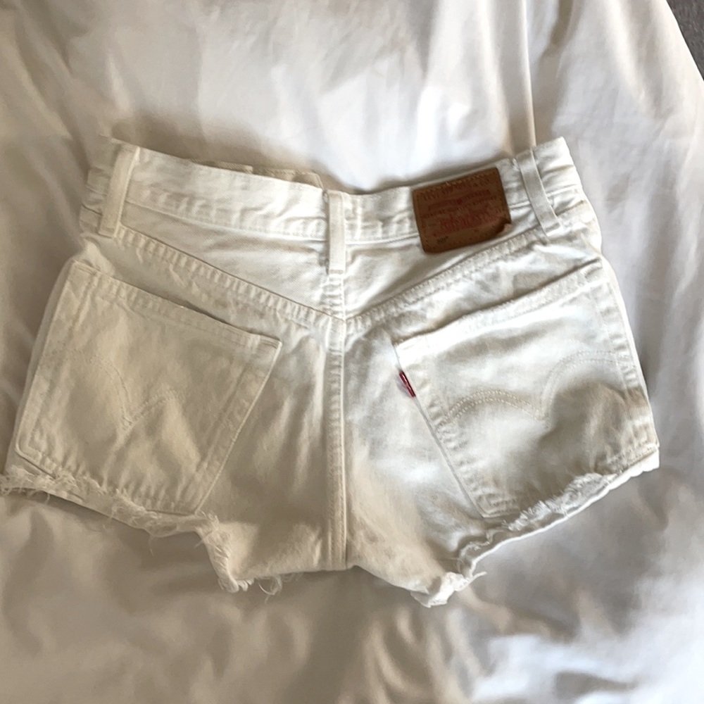 white levi’s 501 shorts